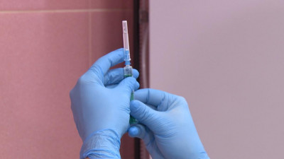 Жителям страны объяснили различия между двумя российскими вакцинами от COVID-19