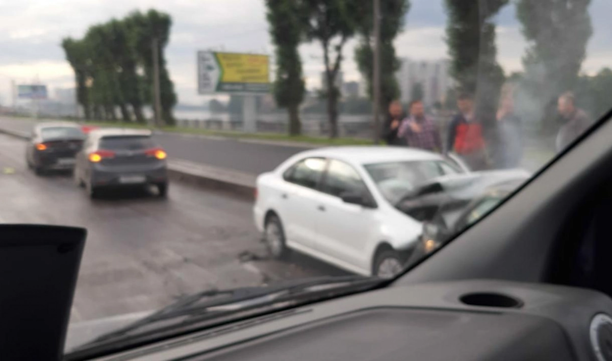 На Октябрьской набережной лоб в лоб столкнулись два автомобиля - tvspb.ru