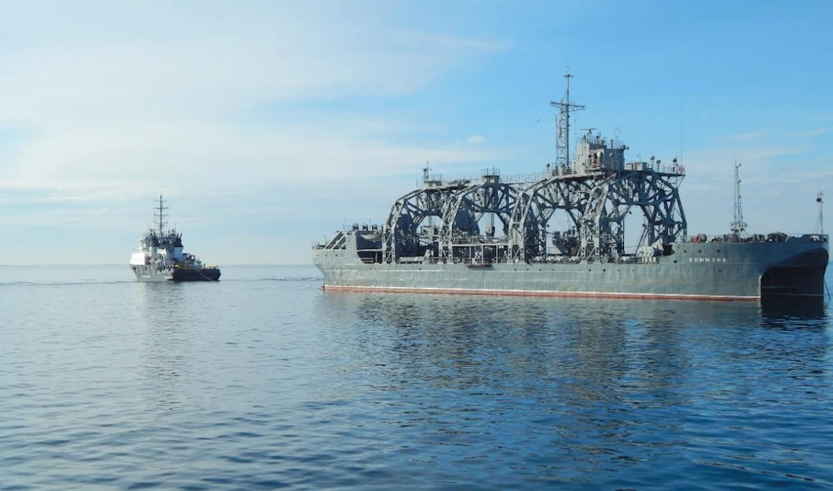 105-летнее судно «Коммуна» отправилось в плавание с мини-субмариной, модернизированной в Петербурге - tvspb.ru