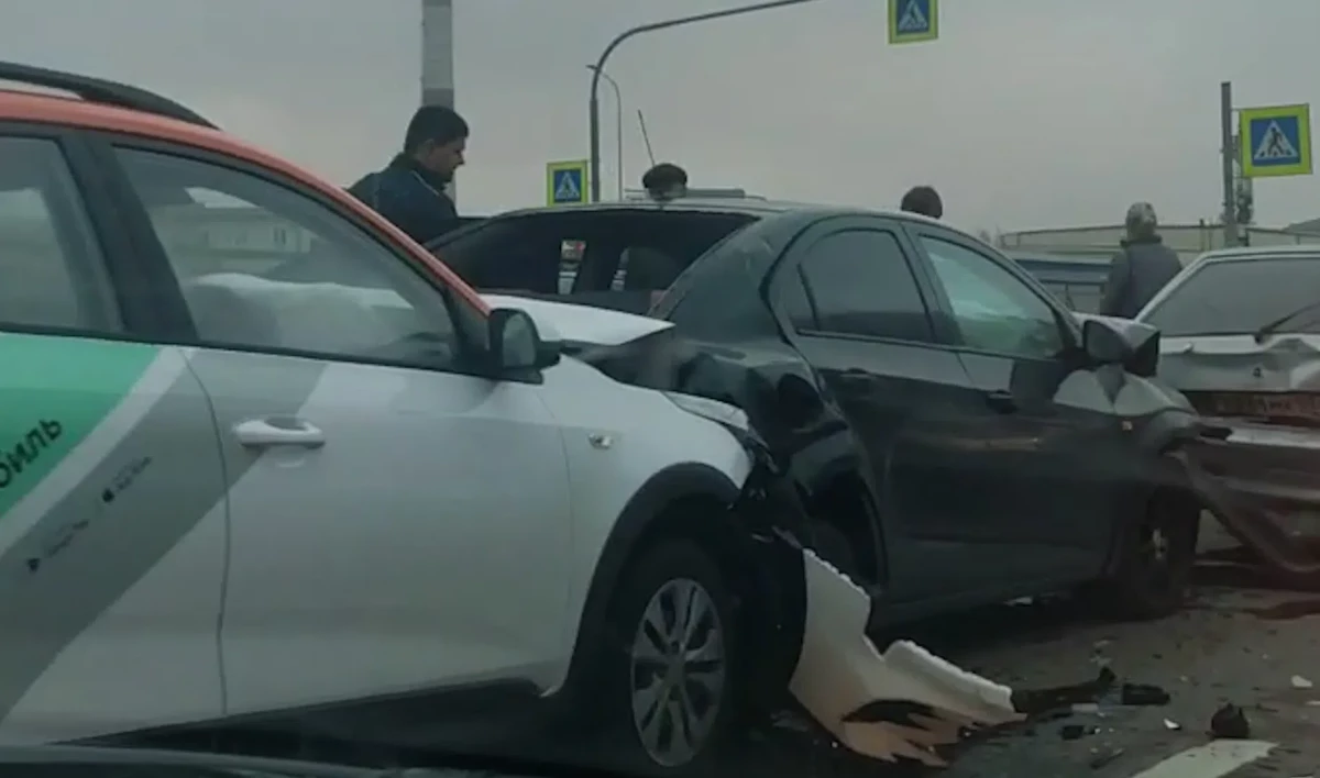 Каршеринг спровоцировал массовое ДТП на Парашютной улице - tvspb.ru