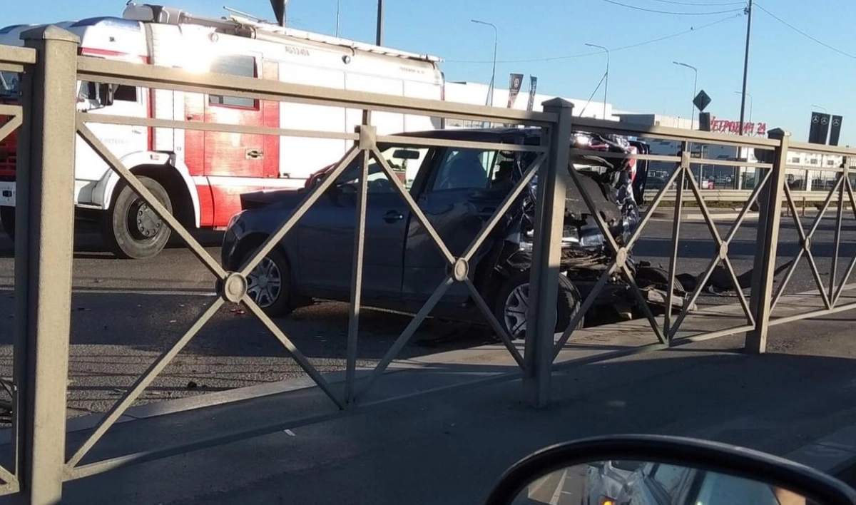 В ДТП с грузовиком и иномарками на Таллинском шоссе пострадали два человека - tvspb.ru