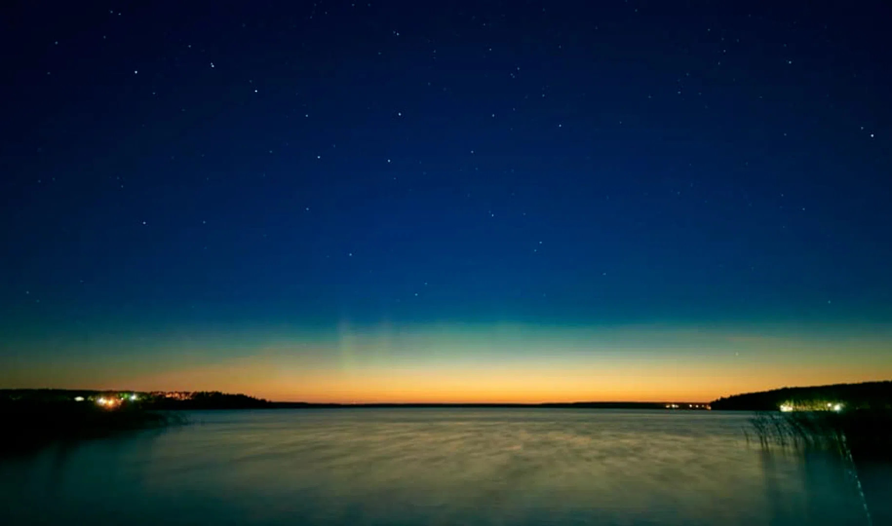 Поздно вечером северный горизонт. Северное сияние заметили в небе над Петербургом. Aurora catches.