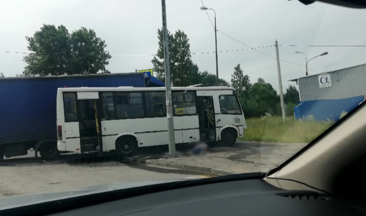 Пассажирка маршрутки погибла в ДТП с фурой в Пушкине - tvspb.ru