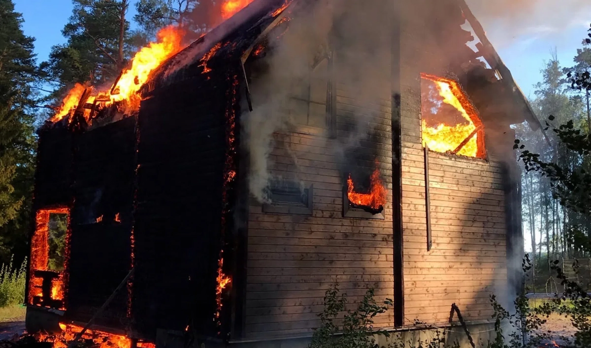 В деревне Керро сгорел деревянный дом - tvspb.ru