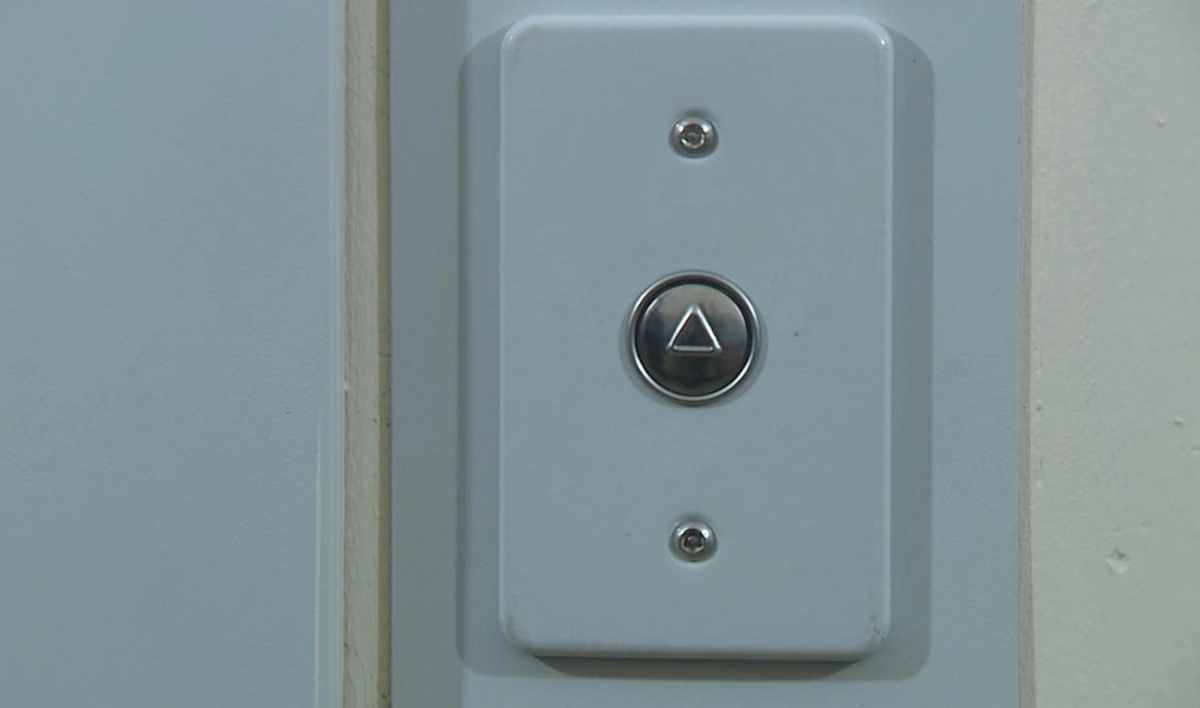 Комитет по тарифам приостановил распоряжение об оплате лифта жителями первых этажей - tvspb.ru