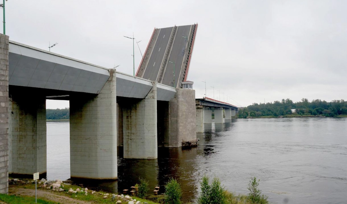 Из-за разводки Ладожского моста на трассе «Кола» полностью перекроют движение - tvspb.ru
