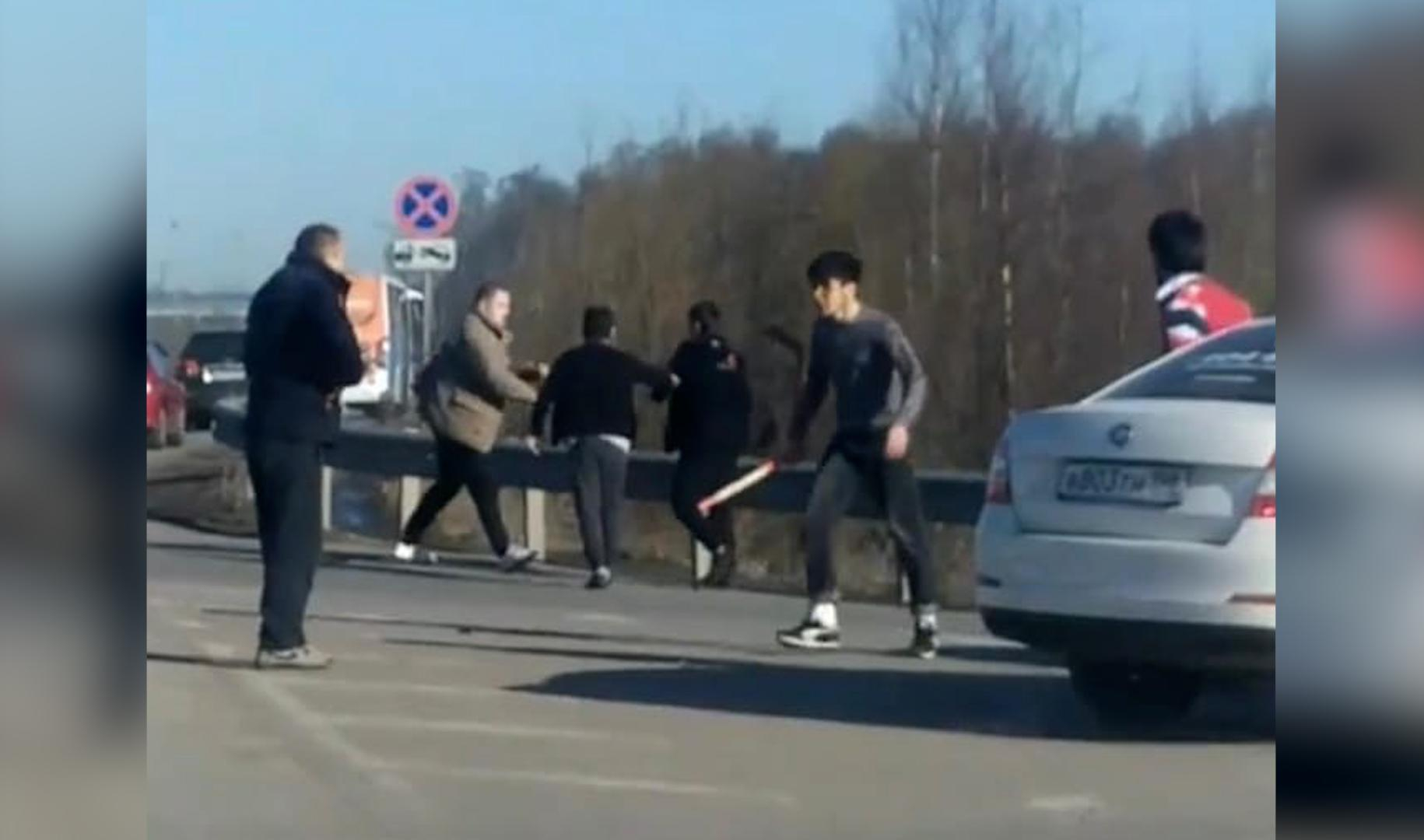 Таксист избил мужчину. Толпа мигрантов напала на русского парня.