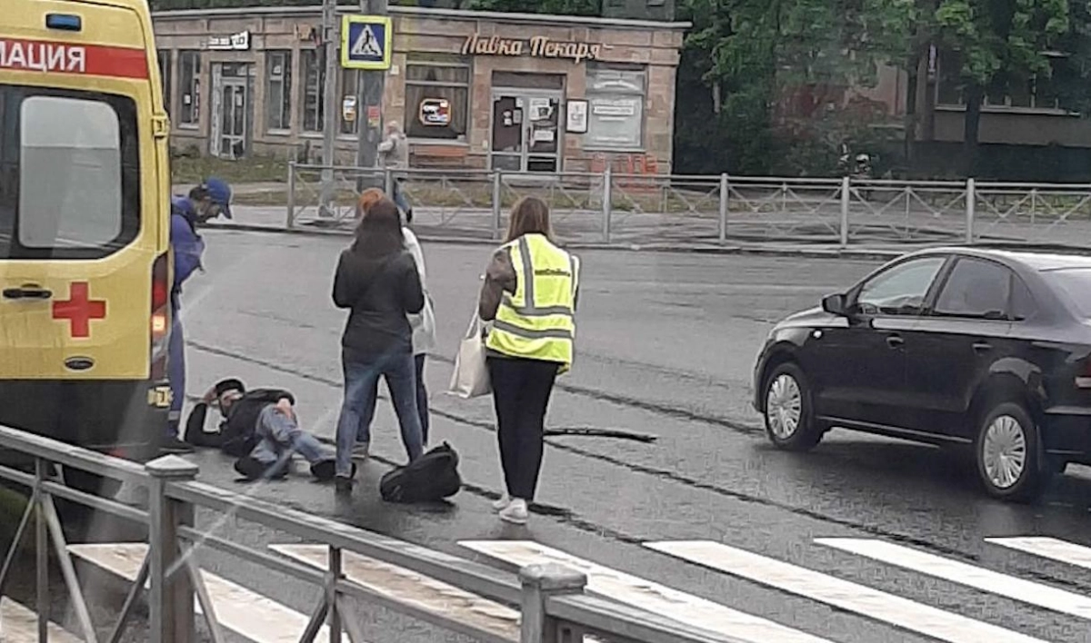 Очевидцы: На перекрестке улиц Димитрова и Будапештской иномарка сбила человека - tvspb.ru
