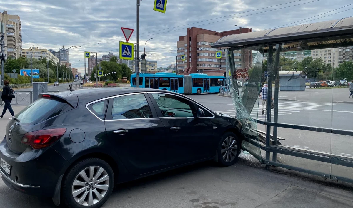 Пьяный на иномарке снес остановку на улице Есенина - tvspb.ru