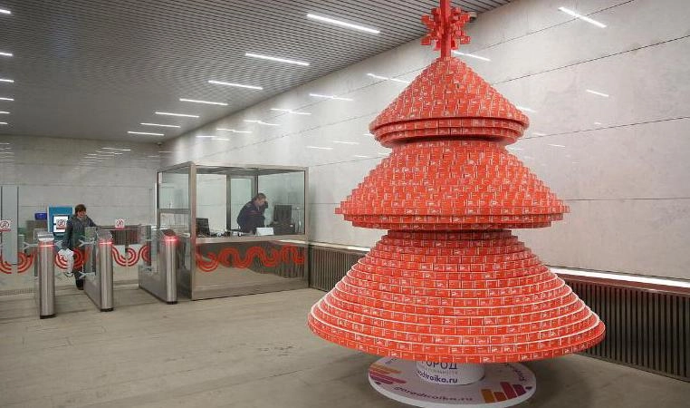 В московском метро установили елку из использованных проездных - tvspb.ru