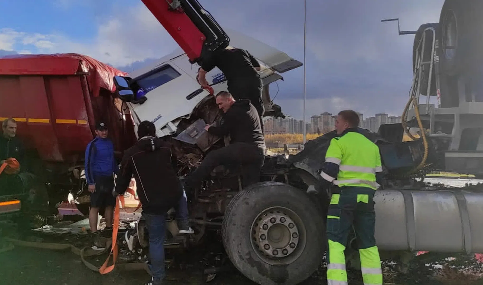 Видео аварии в санкт петербурге вчера. Авария Санкт-Петербург КАД. ДТП на каде в Санкт-Петербурге вчера фура.