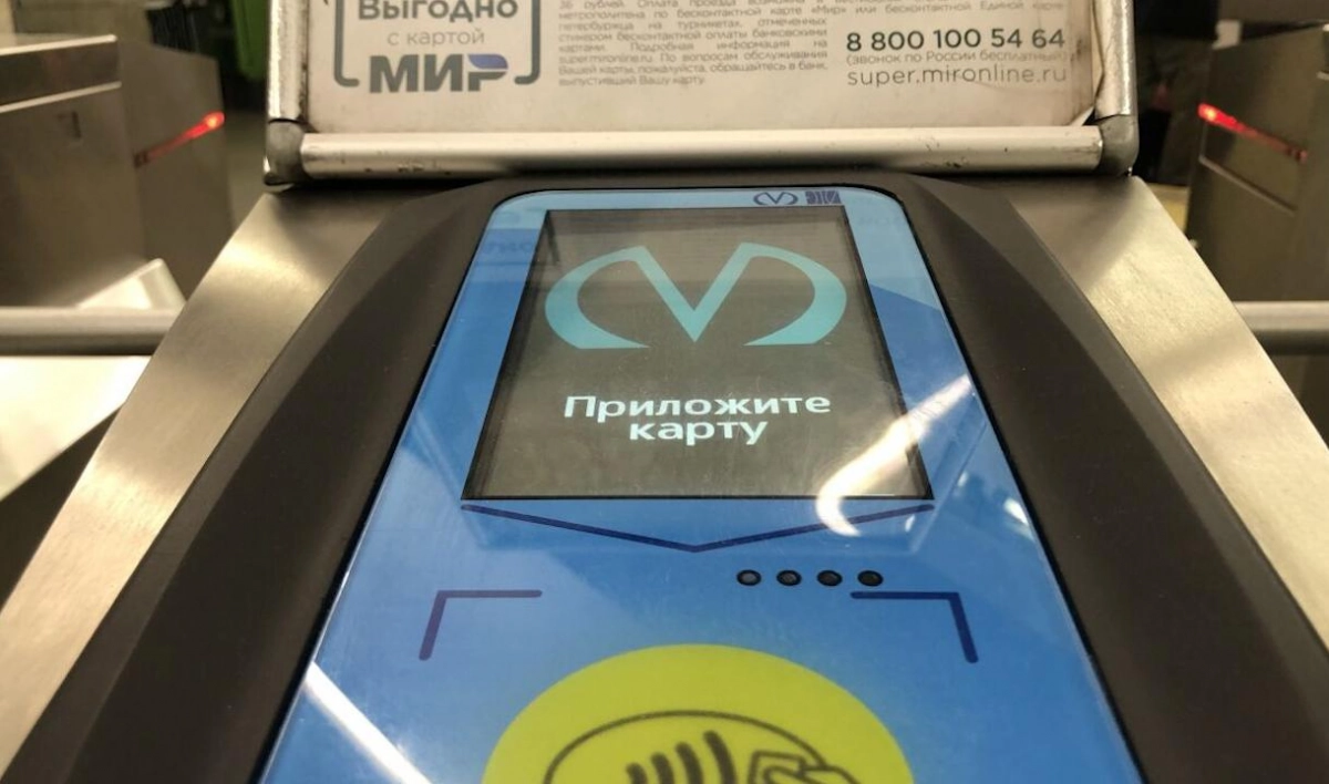 На станциях метро Петербурга появились новые турникеты с ЖК-дисплеями - tvspb.ru