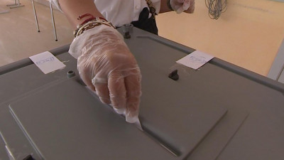 Представители петербургского избиркома и политологи наблюдают за избирательным процессом в городе