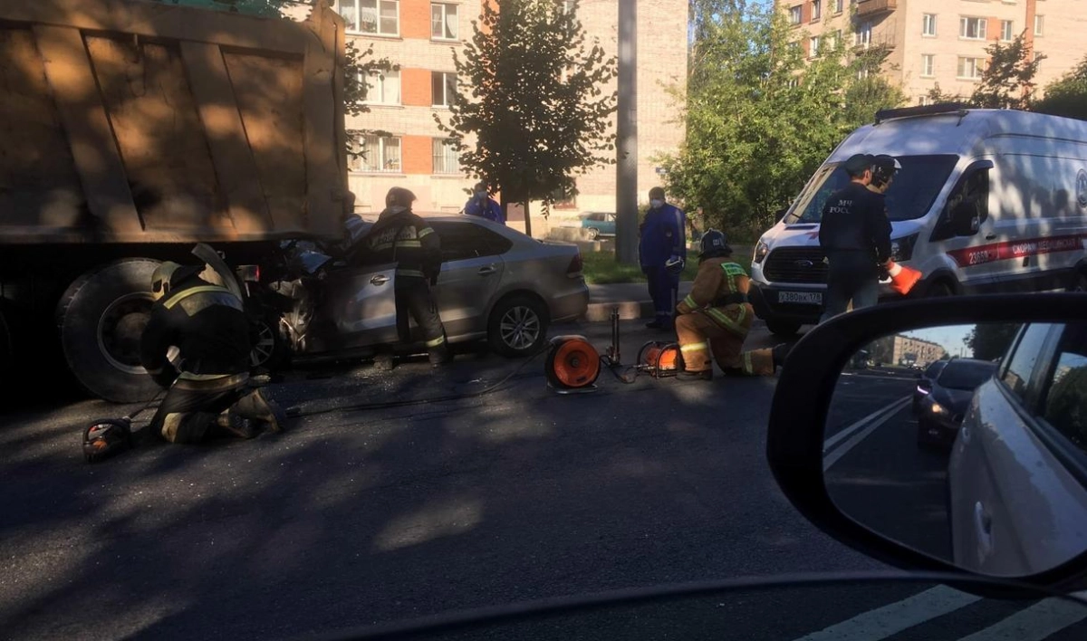 Водитель Volkswagen скончался после аварии с грузовиком на Седова - tvspb.ru