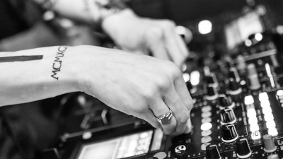 Коронавирус не пройдет. Московских тусовщиков в клубы будут пускать только по QR-коду