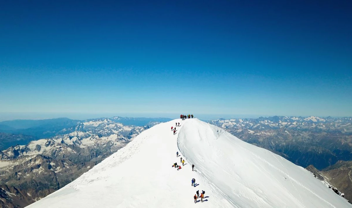 Петербурженка пропала на склоне Эльбруса во время туристического похода - tvspb.ru