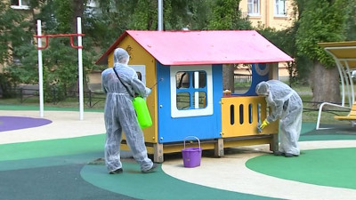 Детские и спортплощадки Петербурга будут ежедневно дезинфицировать