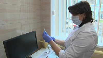 В Петербурге на этой неделе врачей привьют от коронавируса
