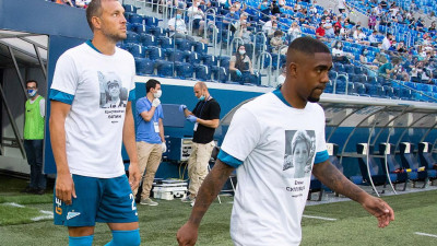 «Зенит» передал футболки с портретами погибших врачей их семьям