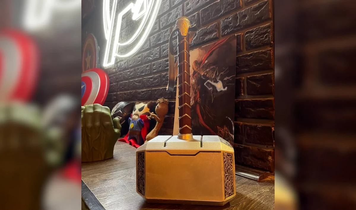 В Петербурге украли молот Тора, на место в супергеройский бар его вернул доброжелатель - tvspb.ru