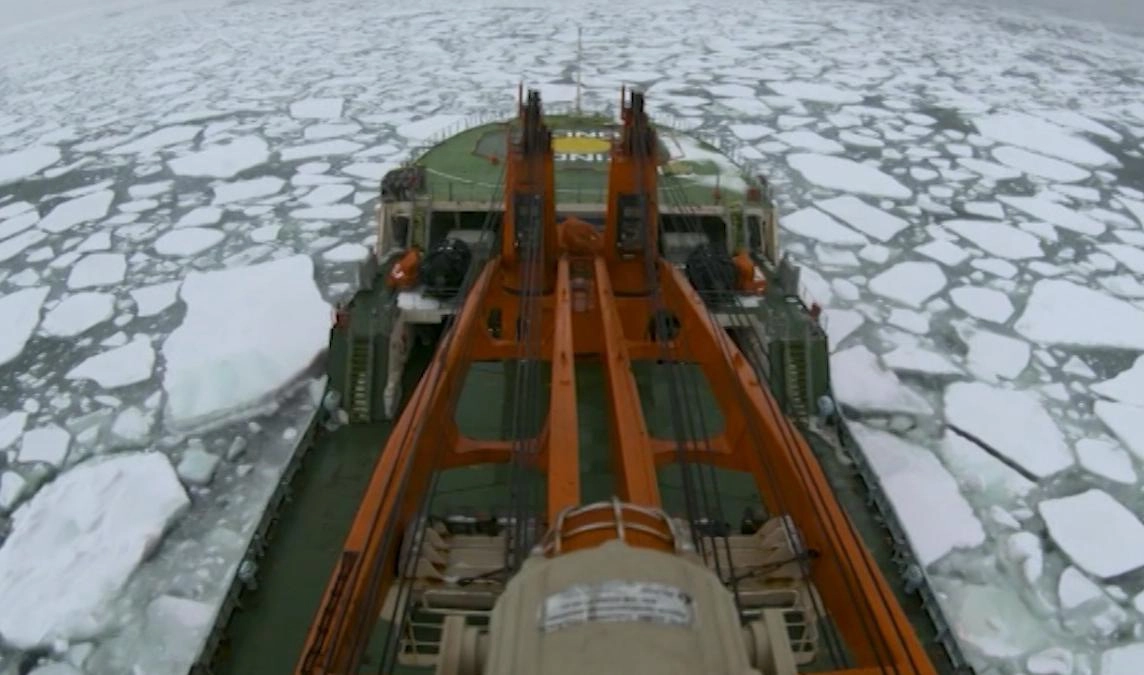 Корабли ЗВО начали колоть лед для предотвращения наводнений в Петербурге - tvspb.ru