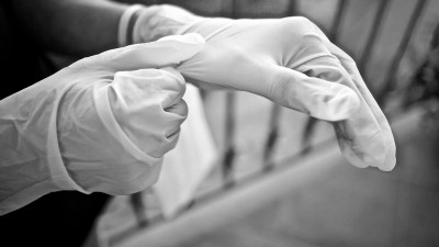 В Москве отменили обязательное использование перчаток в общественных местах