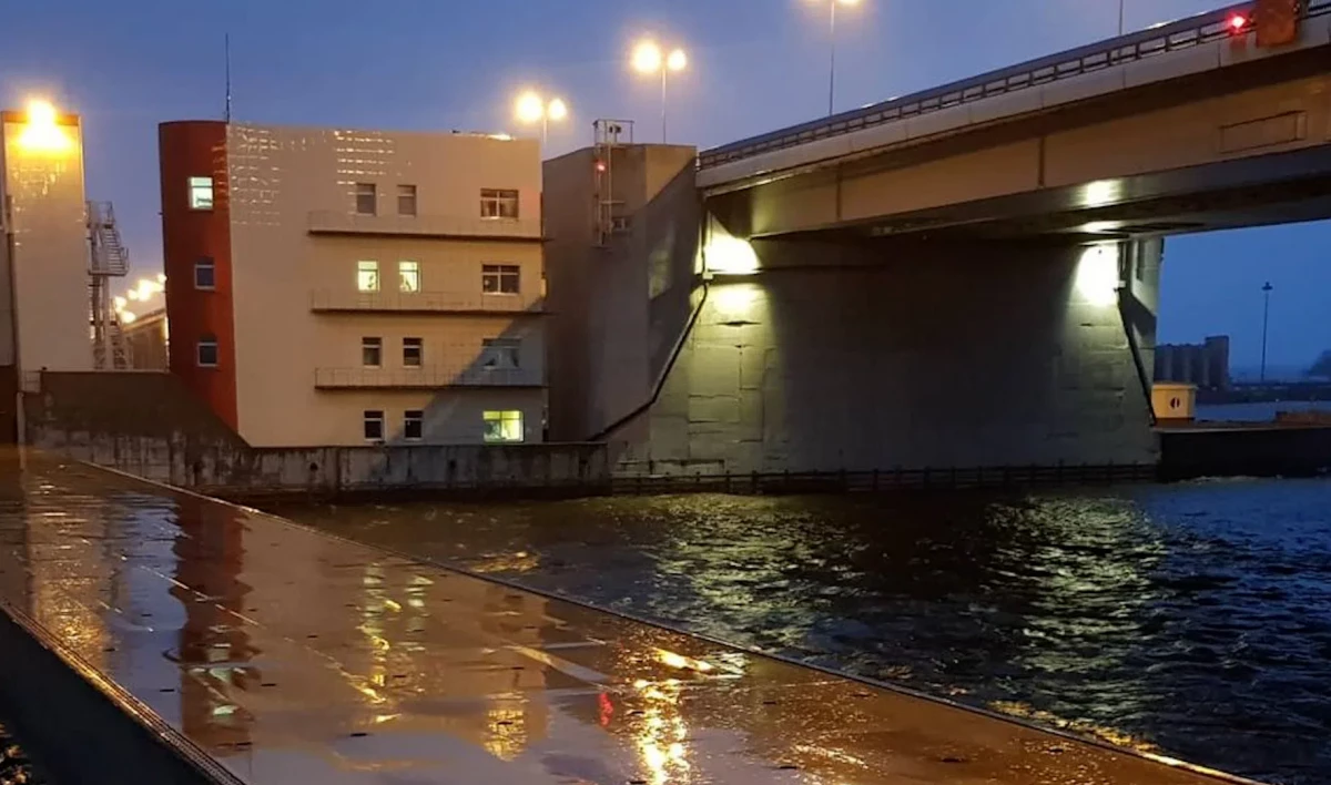 Из-за подъема воды в Неве в Петербурге частично закрыли дамбу - tvspb.ru
