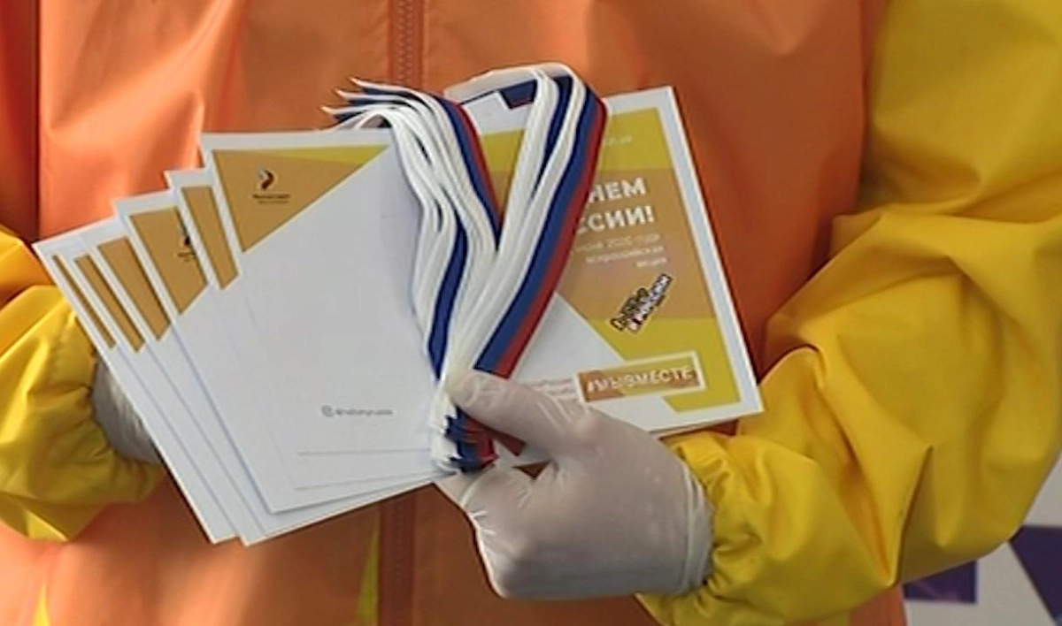 В Петербурге волонтеры раздадут 80 тысяч лент в цветах триколора в честь Дня России - tvspb.ru