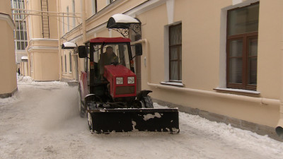 Дворы Петербурга от снега чистят в несколько этапов
