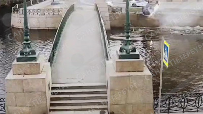 Историческое ограждение, пробитое легковушкой на набережной Мойки, не смогут восстановить