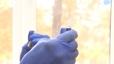 Врач рассказал, как вакцинация влияет на тяжесть течения коронавируса