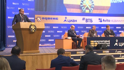 Работу стройкомплекса в условиях коронавируса обсудили в Петербурге