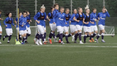 Женский футбольный «Зенит» готовится к дебюту в Суперлиге