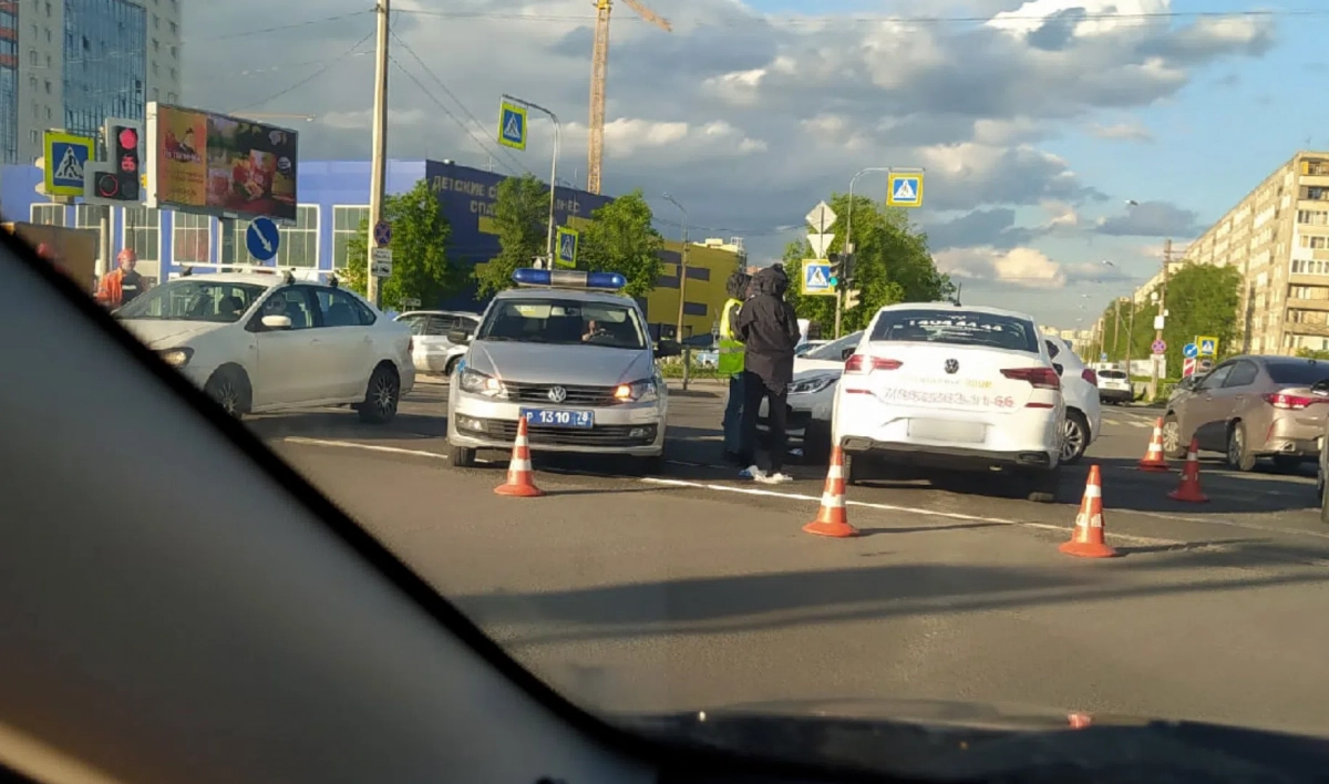 Дорожный конфликт в Невском районе закончился поножовщиной - tvspb.ru
