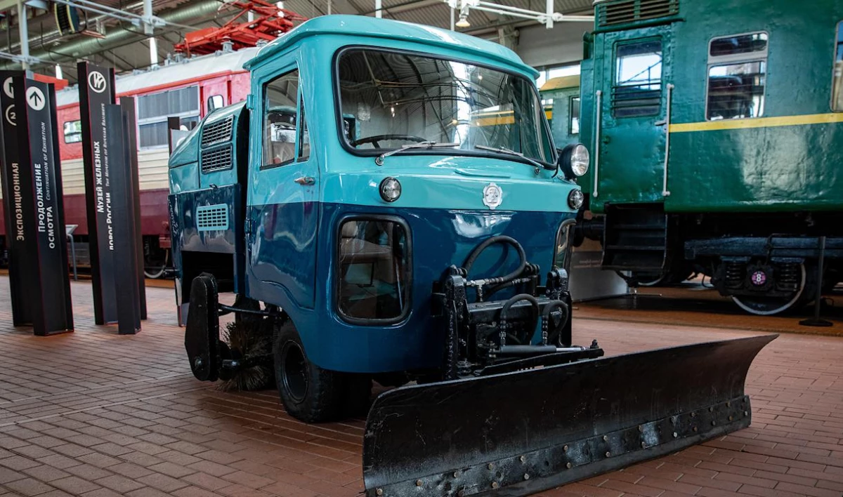 Тротуароуборочная машина 70-х годов стала новым экспонатом музея железных дорог - tvspb.ru