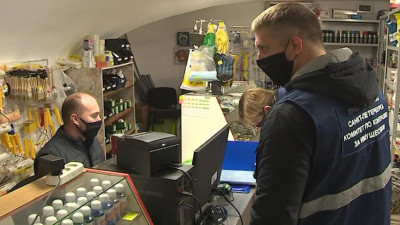 В общественном транспорте и ТЦ Петербурга усилен контроль за соблюдением масочного режима