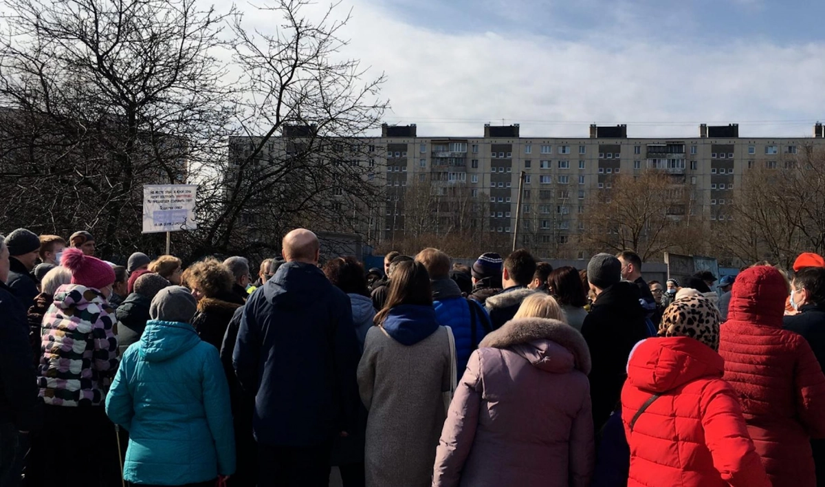 Жители Купчино выступили в защиту сквера на Олеко Дундича | Телеканал  Санкт-Петербург