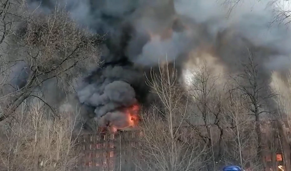 Глава МЧС выразил соболезнования родным пожарного, погибшего в горящем здании Невской мануфактуры - tvspb.ru