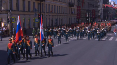 Военнослужащие прошли по Невскому проспекту в честь 75-летия Победы