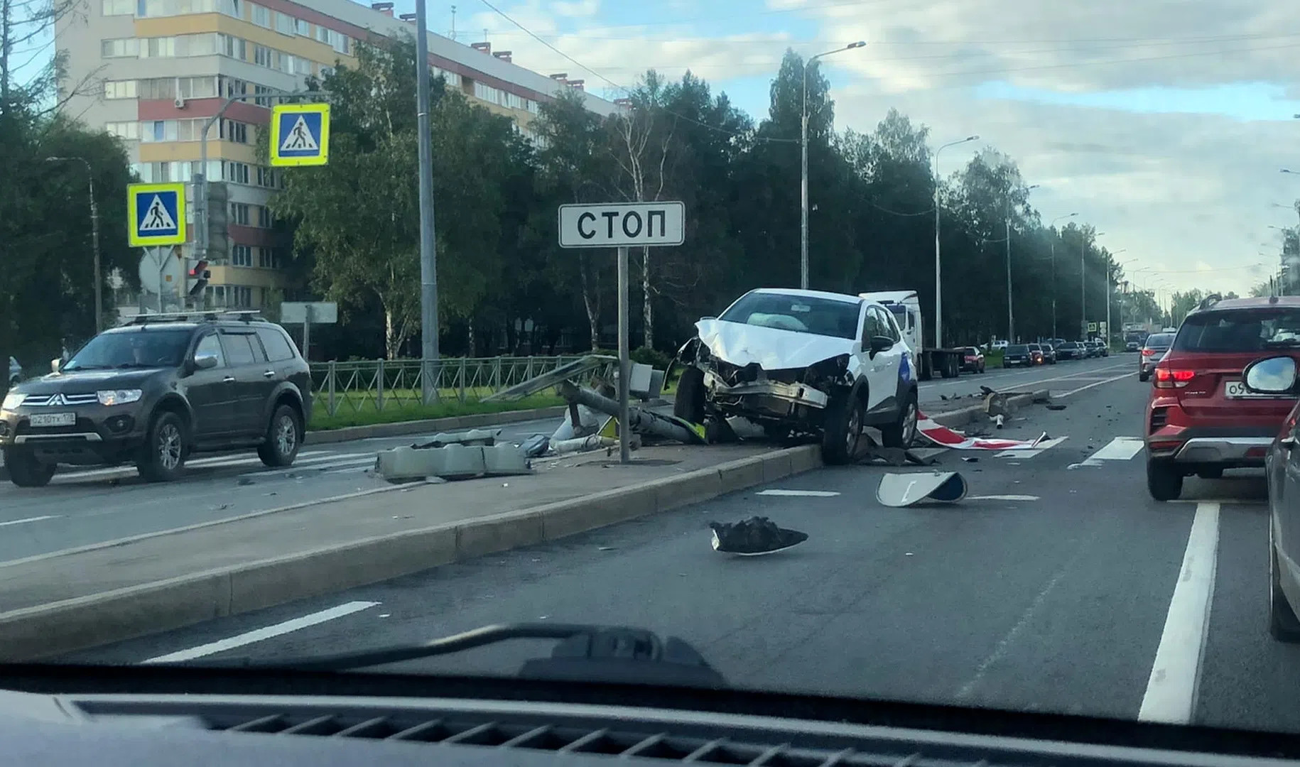 Каршеринг влетел на островок безопасности и снес знаки на улице Партизана  Германа | Телеканал Санкт-Петербург