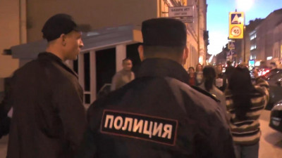 В петербургские бары, приютившие ночных тусовщиков во время коронавируса, нагрянула полиция