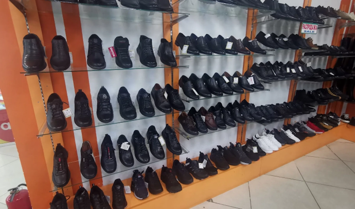 С полок магазина в центре Петербурга изъяли поддельную обувь - tvspb.ru