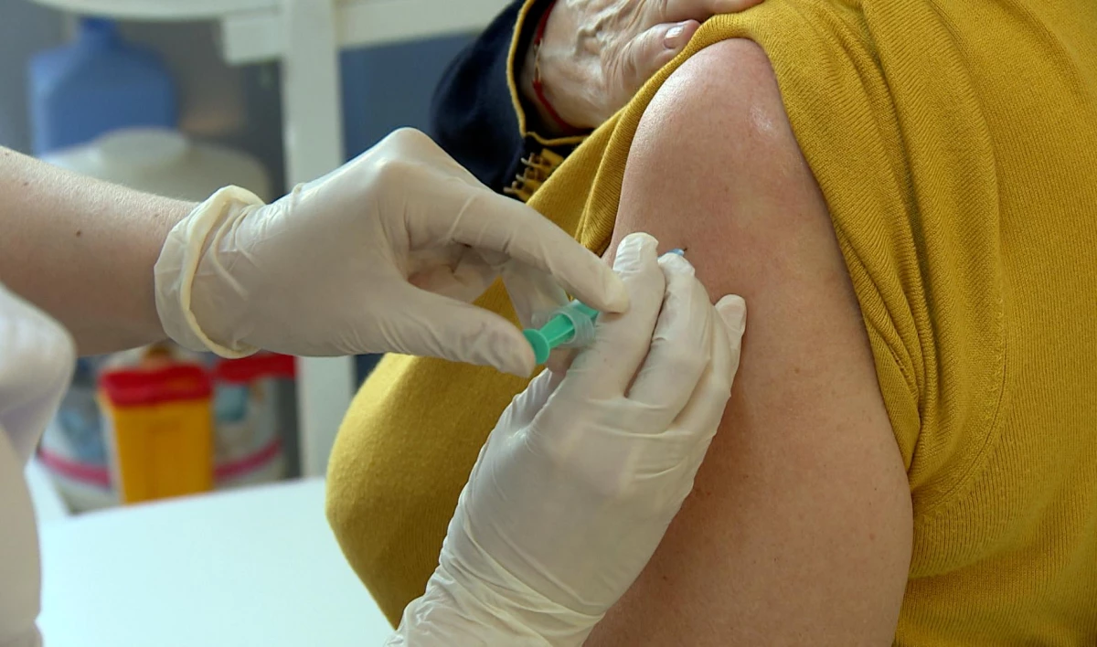 Петербуржцы в три раза чаще стали сообщать в резюме о наличии прививки от COVID - tvspb.ru