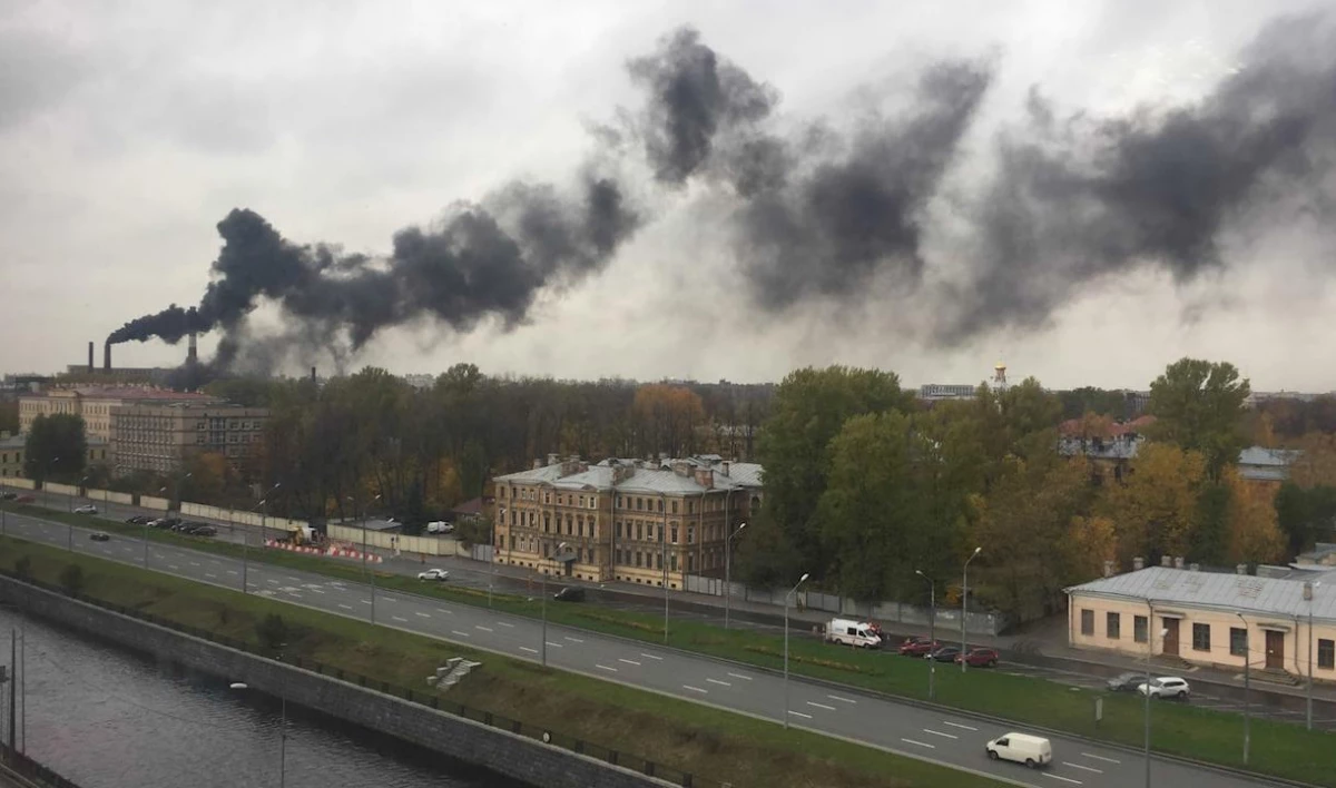 Петербуржцы заметили густой черный дым на Атаманской улице - tvspb.ru