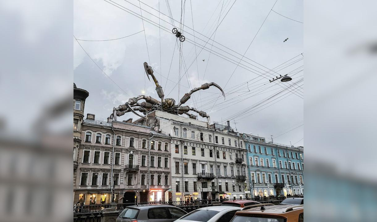 Гигантский механический паук поселился на крыше дома в центре Петербурга |  Телеканал Санкт-Петербург