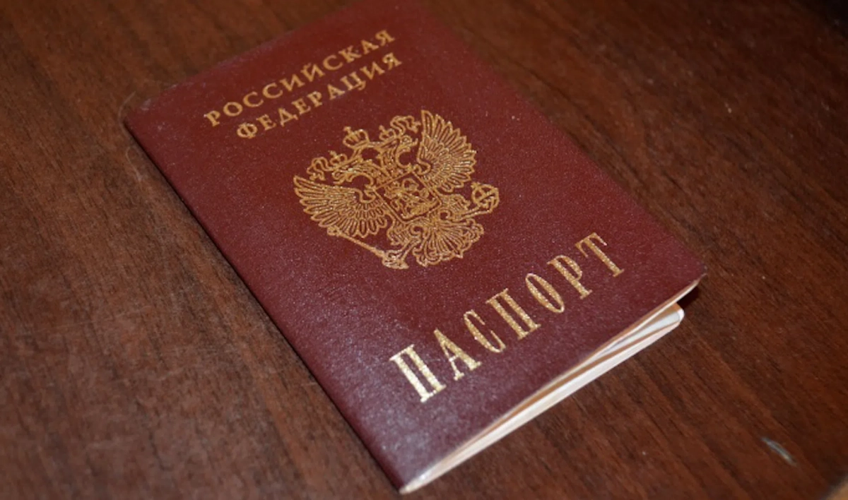 В июле россиянам, впервые получающим паспорт, начнут вручать экземпляр Конституции - tvspb.ru