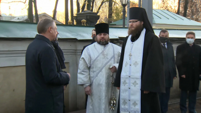 Александр Беглов возложил цветы к могиле Федора Достоевского