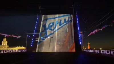 «Зенит» отметил золотой дубль световым шоу на Дворцовом мосту