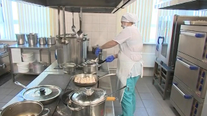 В Петербурге разрабатывают единый стандарт питания для школьников