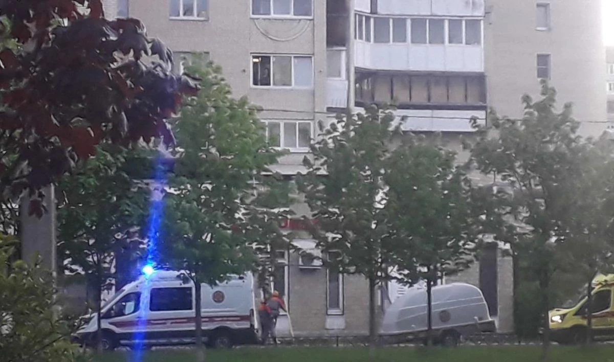 Стали известны подробности падения мужчины из окна многоэтажки на Вербной улице - tvspb.ru